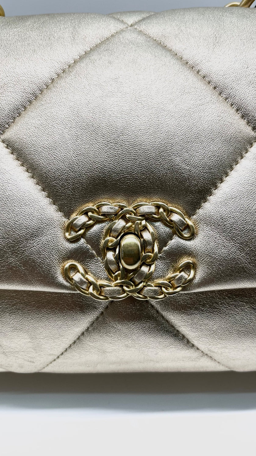Preowned. Chanel 19 Flap Medium Gold Metallic Goatskin. 31166659|9885