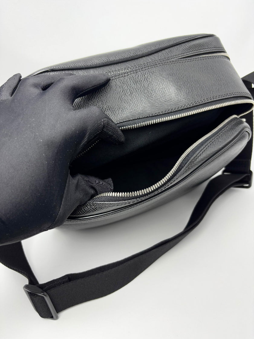 Preowned. LV Double Zip Bag Black. SP0062|8198