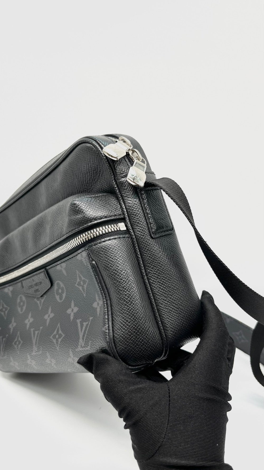 Preowned. LV Outdoor Messenger Eclipse. FO5129|14470