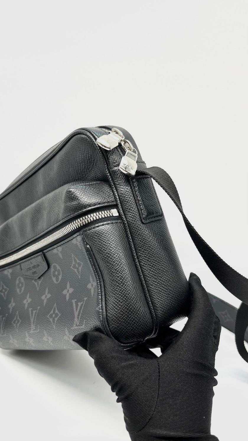 Preowned. LV Outdoor Messenger Eclipse. FO5129|14470