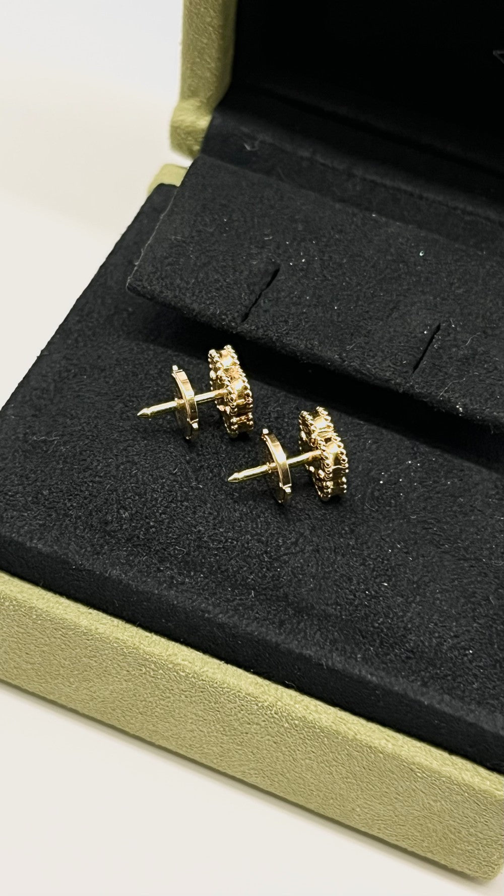 Brand New. VCA Alhambra Earrings MOP white|6194