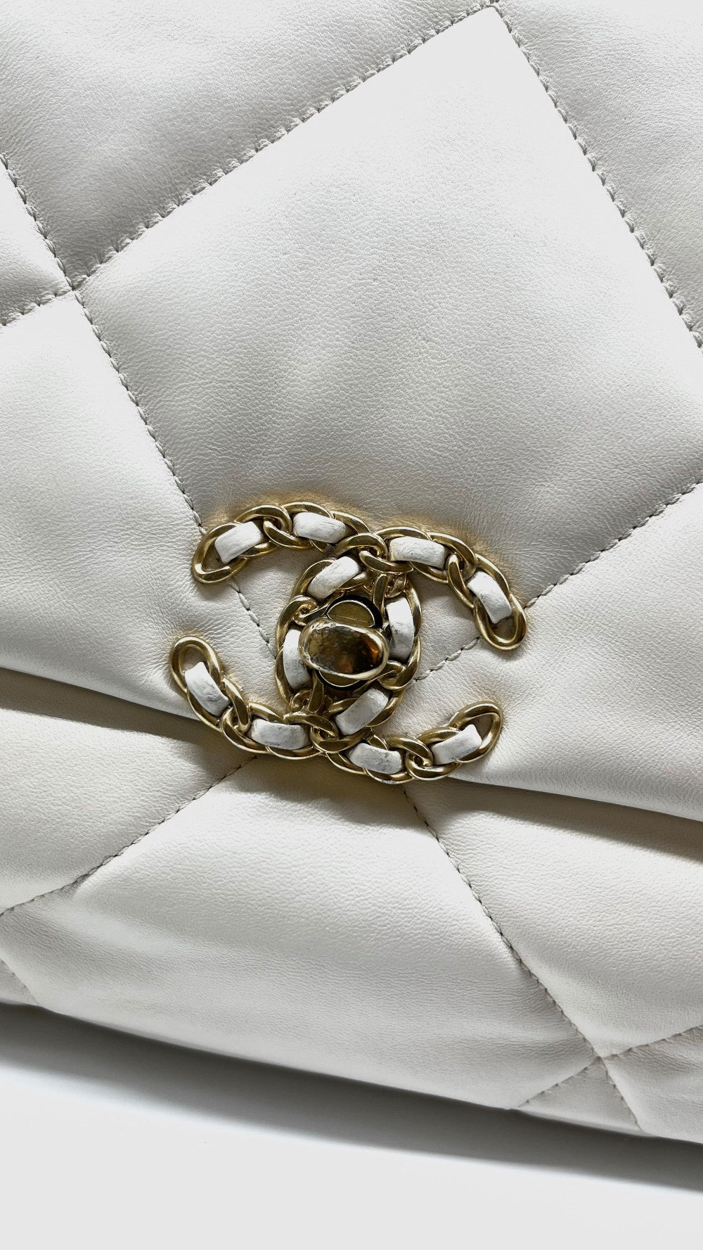 Preowned. Chanel C19 Medium White Lambskin GHW. K748P2AE|5200