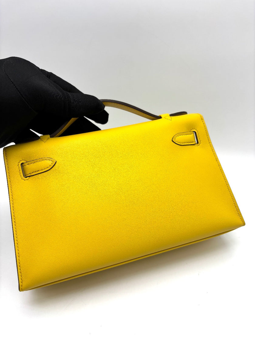 Brand New. Hermes Kelly Pochette Jaune Ambre Swift PHW. BNS8828D|17687