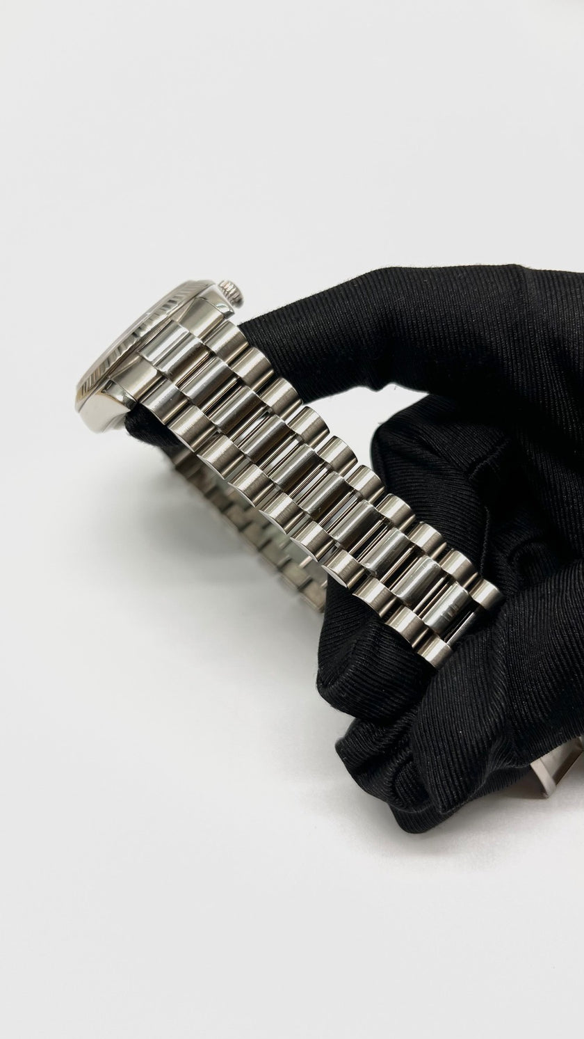 Preowned. Rolex Daydate 36 MM MOP Tahistian w/ dias Full White Gold President 2005 23 Links.|11485