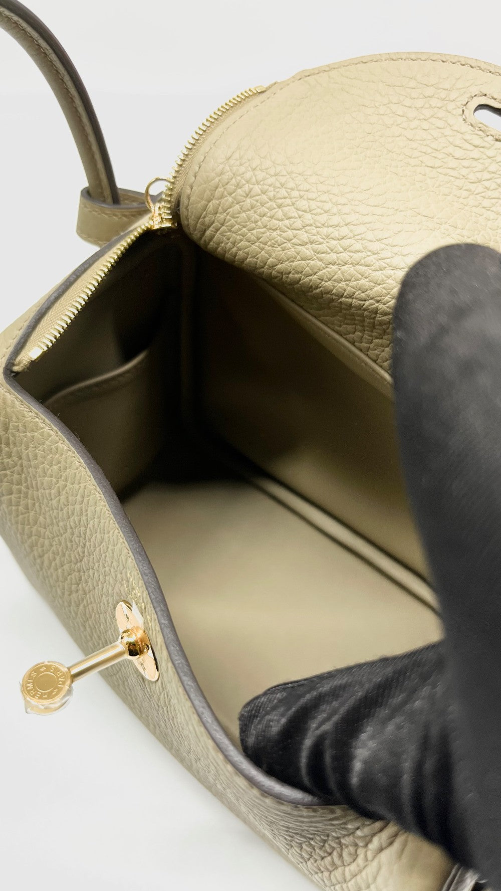Like New. Hermes Mini Lindy Togo Beige Marfa. WMM24BV|9763