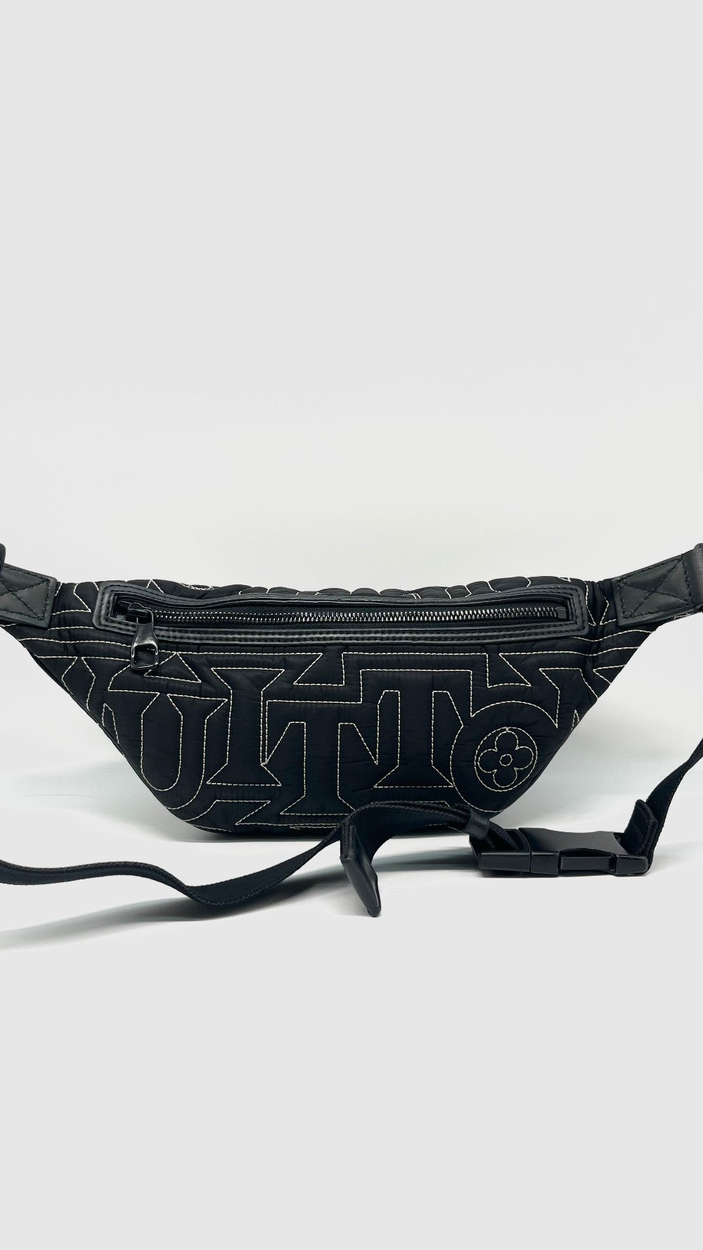 Preowned. LV Discovery Bumbag Black. Microchip|13107