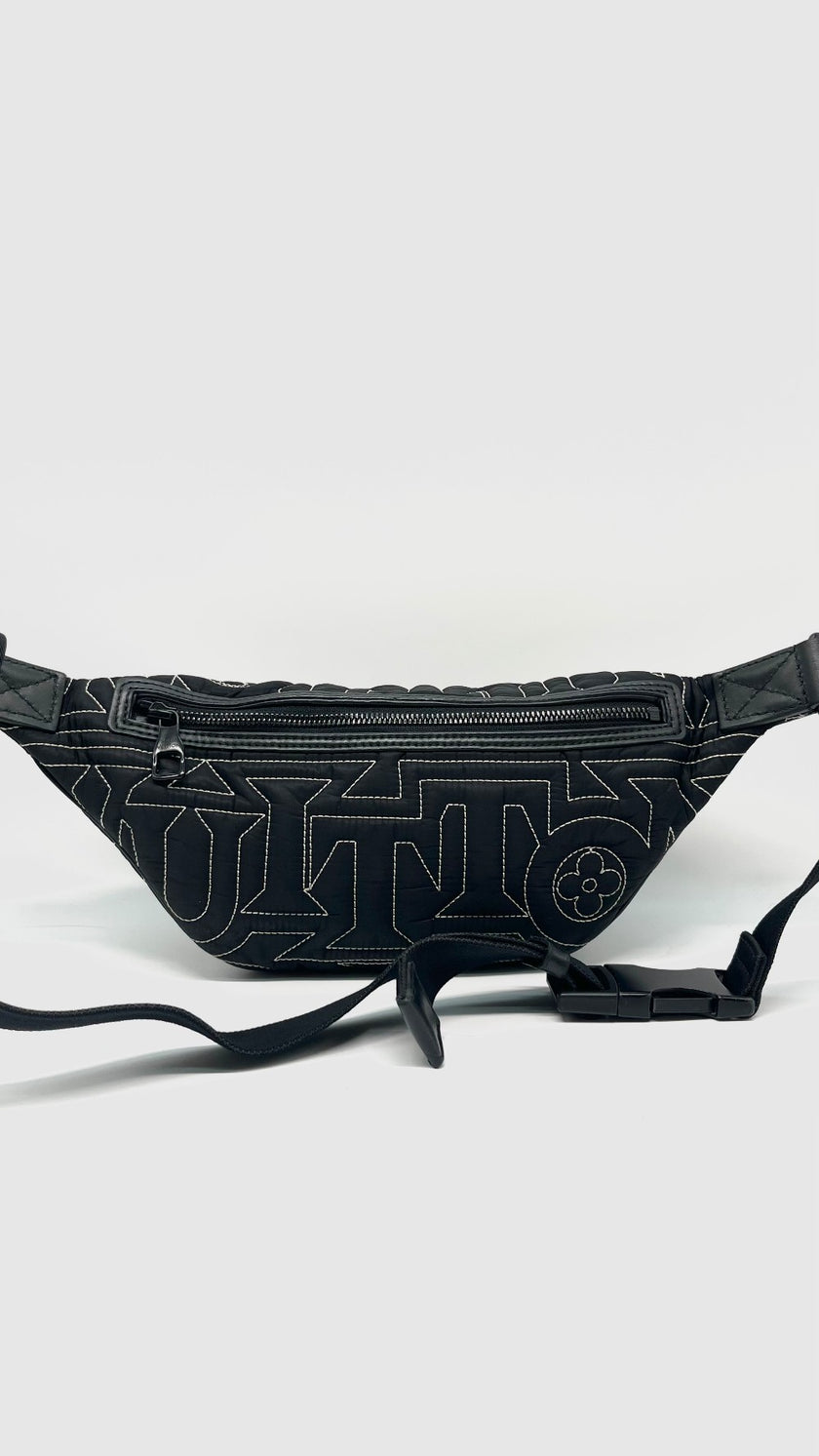 Preowned. LV Discovery Bumbag Black. Microchip|13107