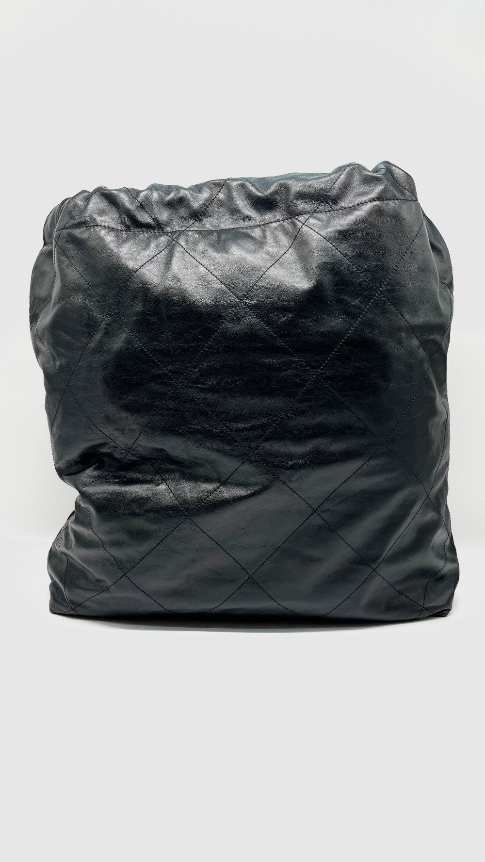 Preowned. Chanel 22 Black Calfskin Large GHW. PTCKJEA8|13483