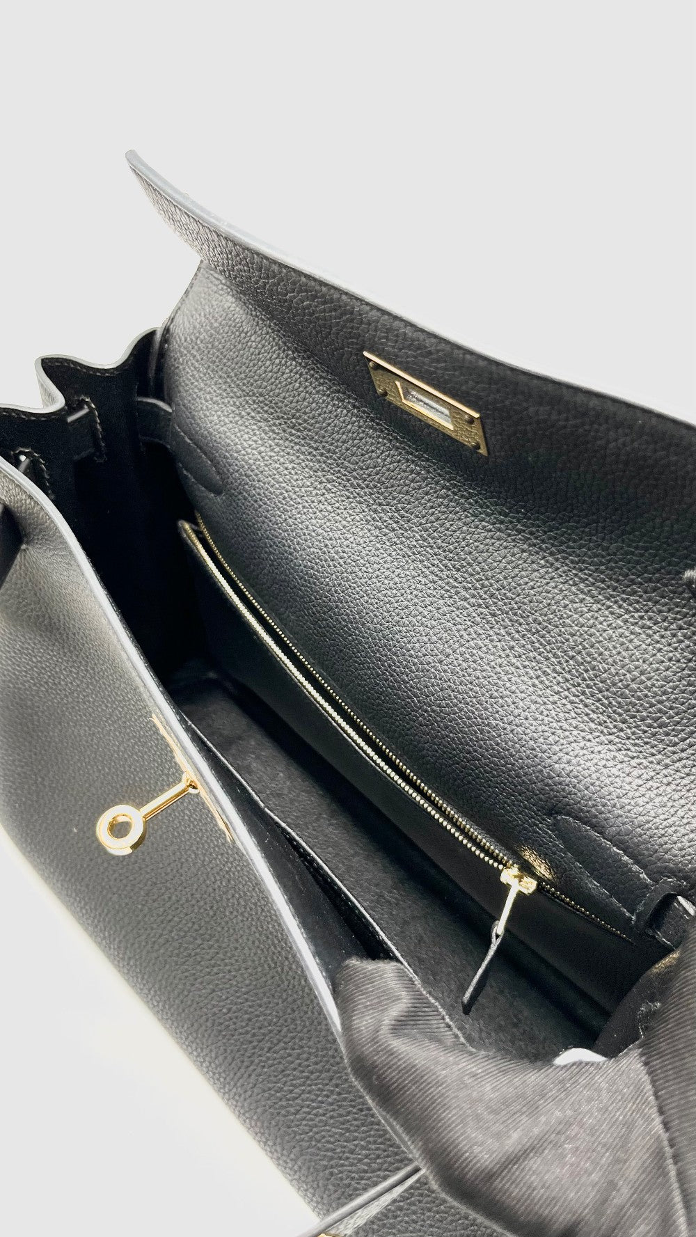 Preowned. Hermes Kelly 28 Black Togo GHW. WCT101TS|14497