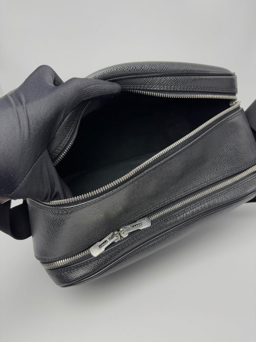 Preowned. LV Double Zip Bag Black. SP0062|8197