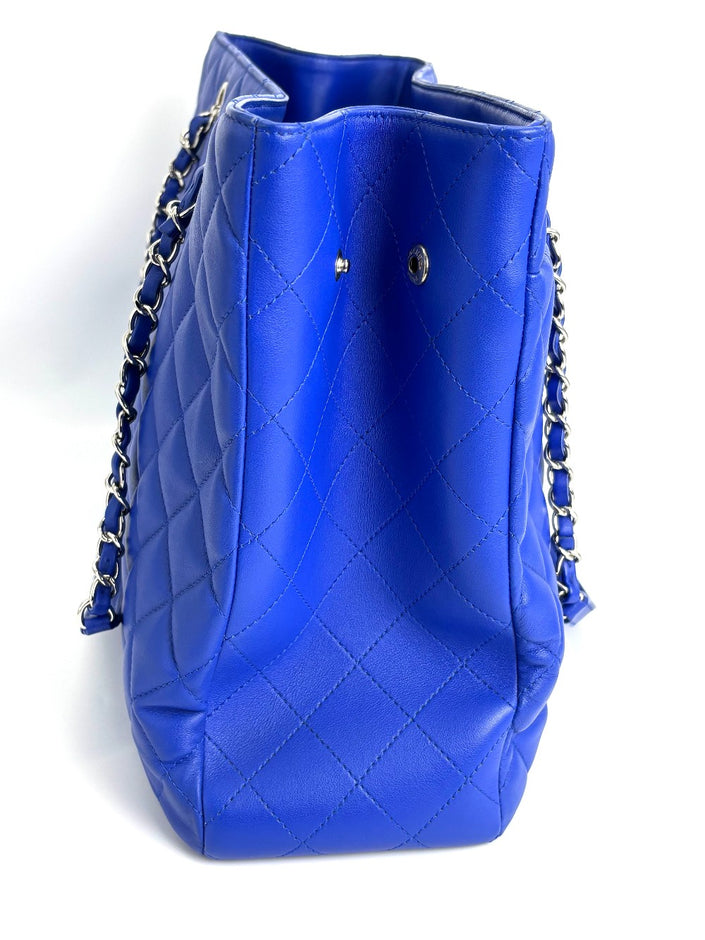 Like New. Chanel Chain Tote Blue. 26794733|4121