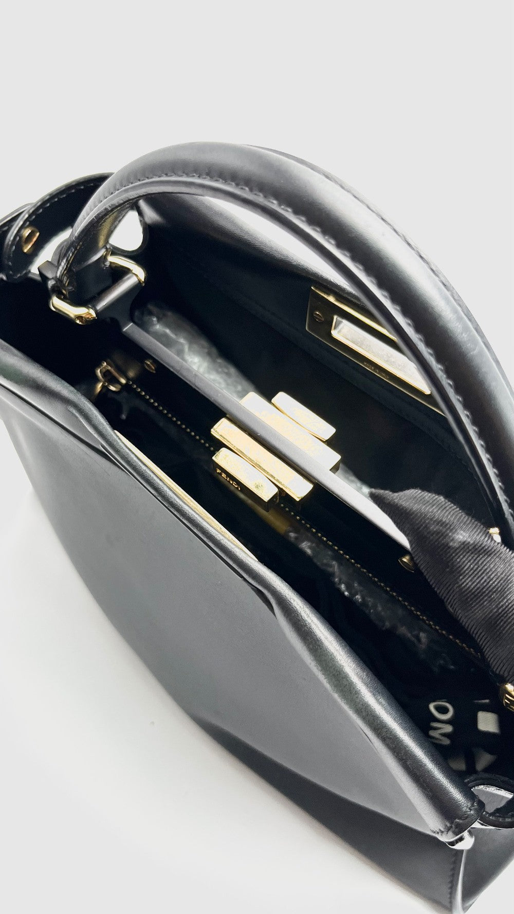 Preowned. Fendi Peekaboo Regular Black GHW|15657