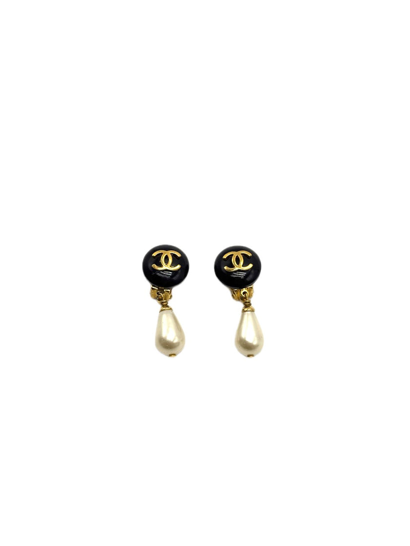 Preowned. Chanel Vintage Faux Pearl Drop Clip On Earrings YG|17134