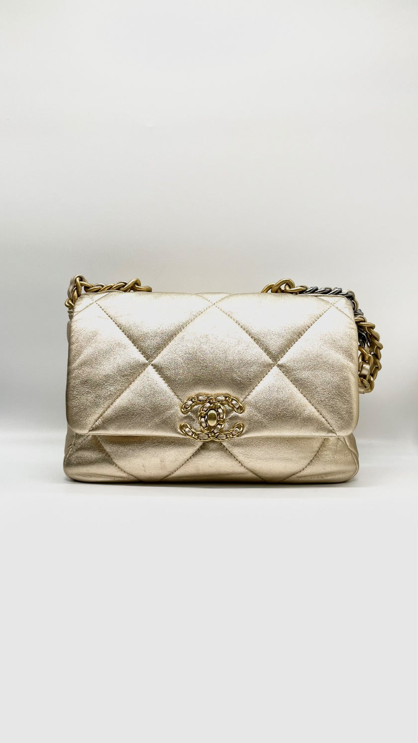 Preowned. Chanel 19 Flap Medium Gold Metallic Goatskin. 31166659|9881