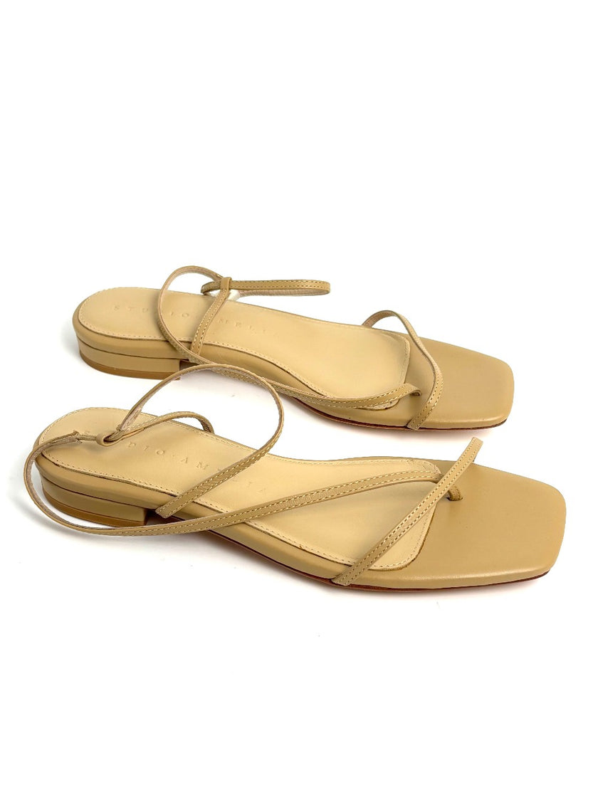 Brand New. Studio Amelia Thongs Beige. 37|11684
