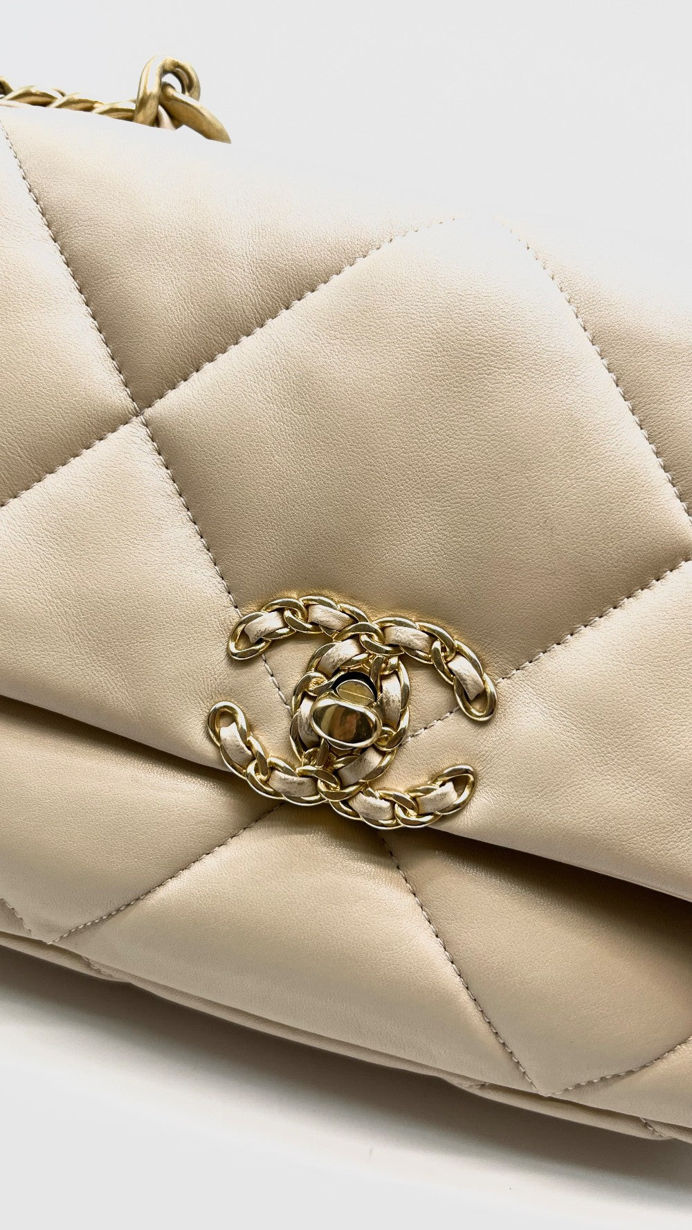 Preowned. Chanel C19 Small Beige Lambskin GHW/RHW,SHW. P724TT3|16072