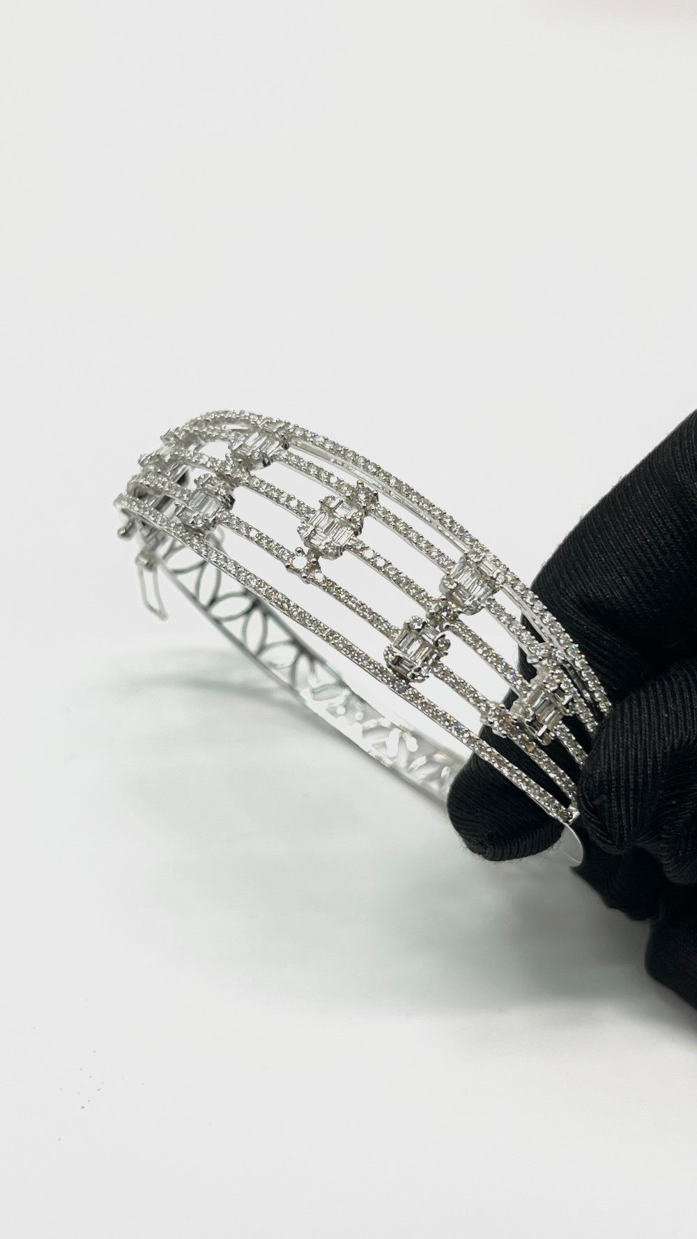 Brand New. Diamond Bangle 18K White Gold 2.612Ct 19cm 20.32g|10928