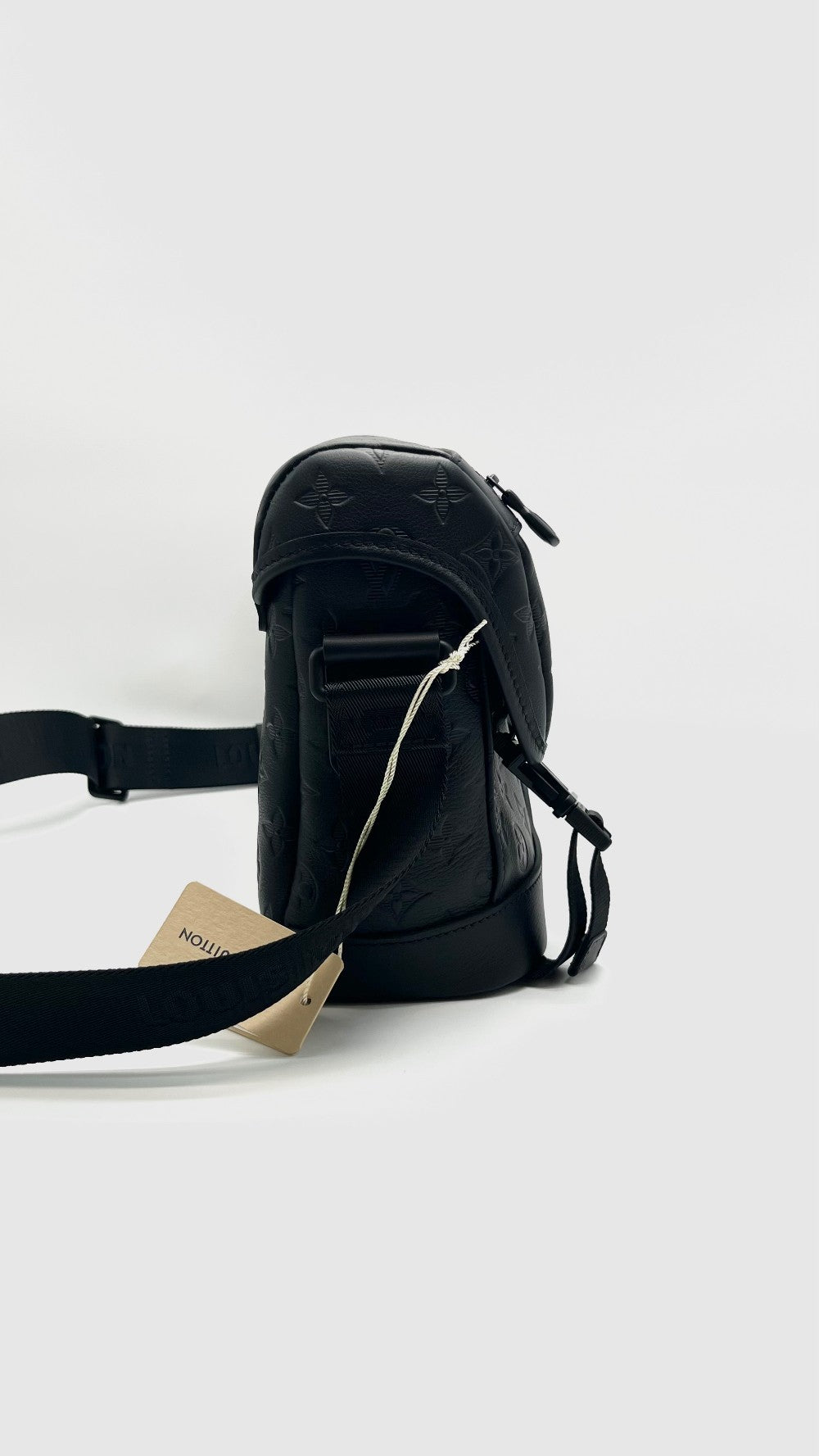 Unused. LV Messenger Voyager PM Monogram Eclipse Black. Microchip|15534