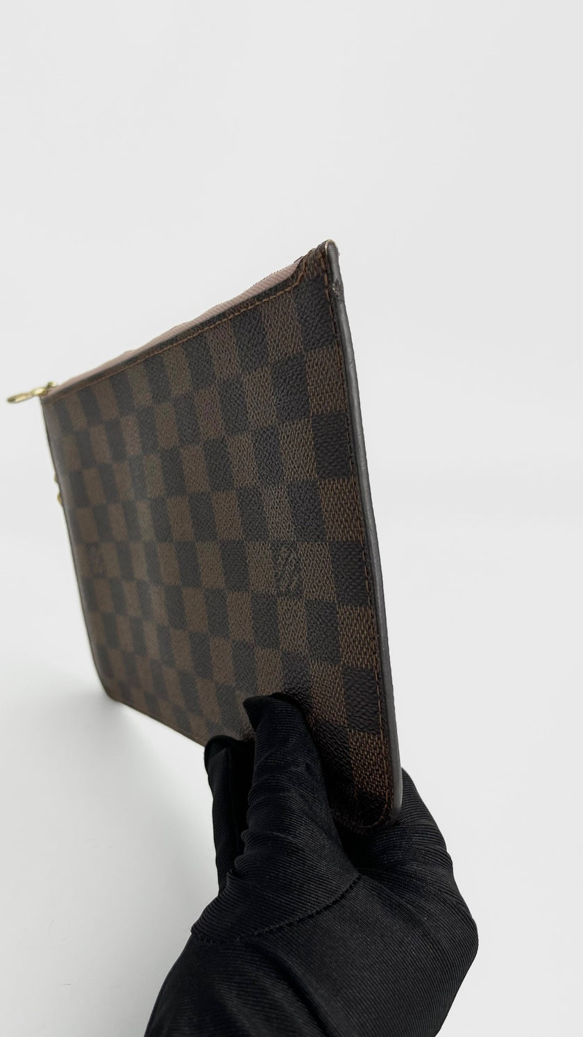 Preowned. LV pouch Damier. FL0199|4711