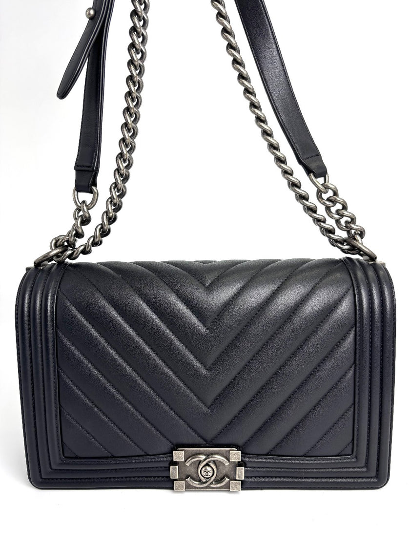 Preowned. Chanel New Medium Leboy Black Chevron. 26136652|4358