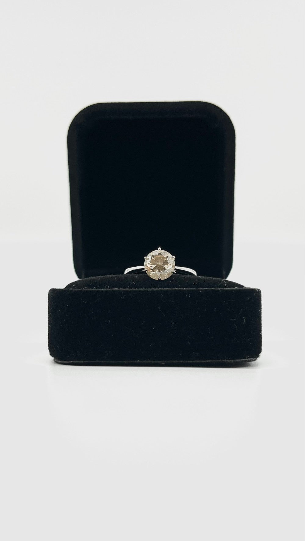 Preowned. Round Brilliant Diamond Ring 18K white gold VS-SI Clarity L Color 1.63 CT. Size 6|9392