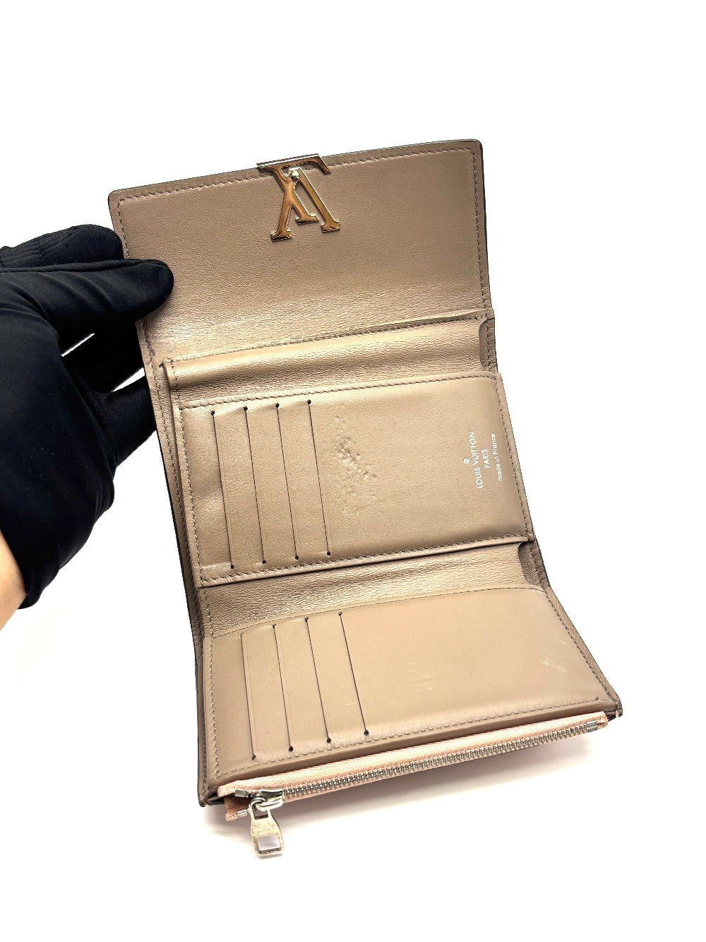 Preowned. LV Capucines Compact Wallet Pink. MI1178|16970