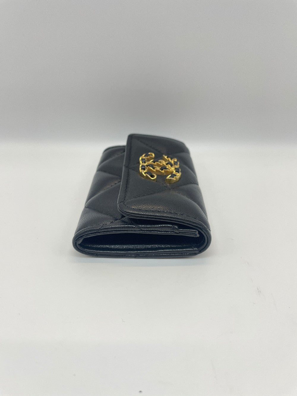 Unused. Chanel 19 Card Holder Flap Black Lambskin GHW. KL8KXL91|10073