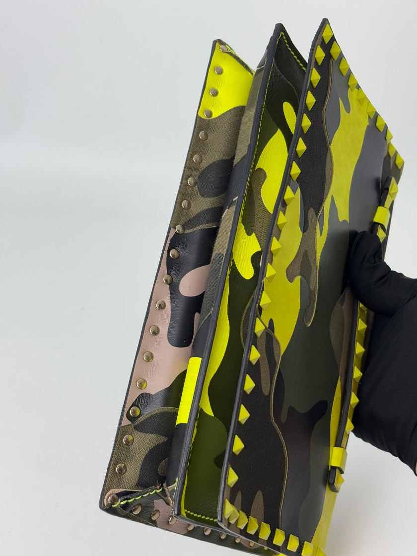 Preowned. Valentino Clutch Camou. BGG399TAN1|6308