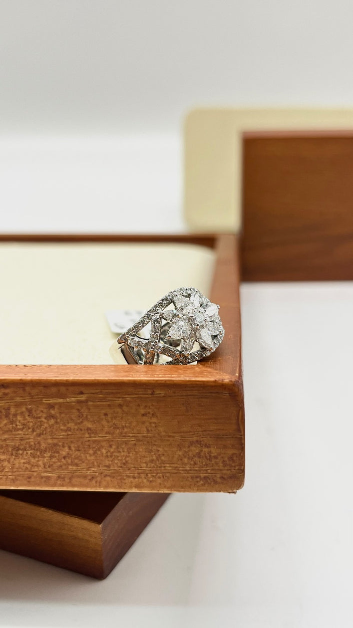 Brand New. Flower Diamond Ring 1.4Ct Total Carats US 6 JAPAN 18K White Gold|10937