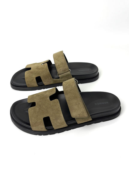 Like New. Hermes Chypre Army Green Suede. 42|7533