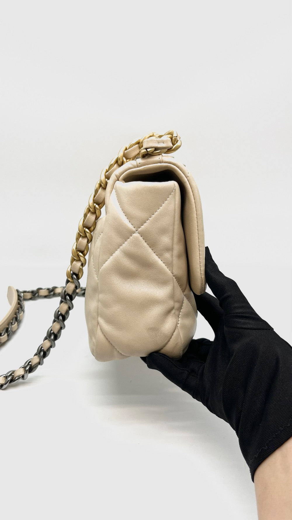 Preowned. Chanel C19 Small Beige Lambskin GHW/RHW,SHW. P724TT3|16074