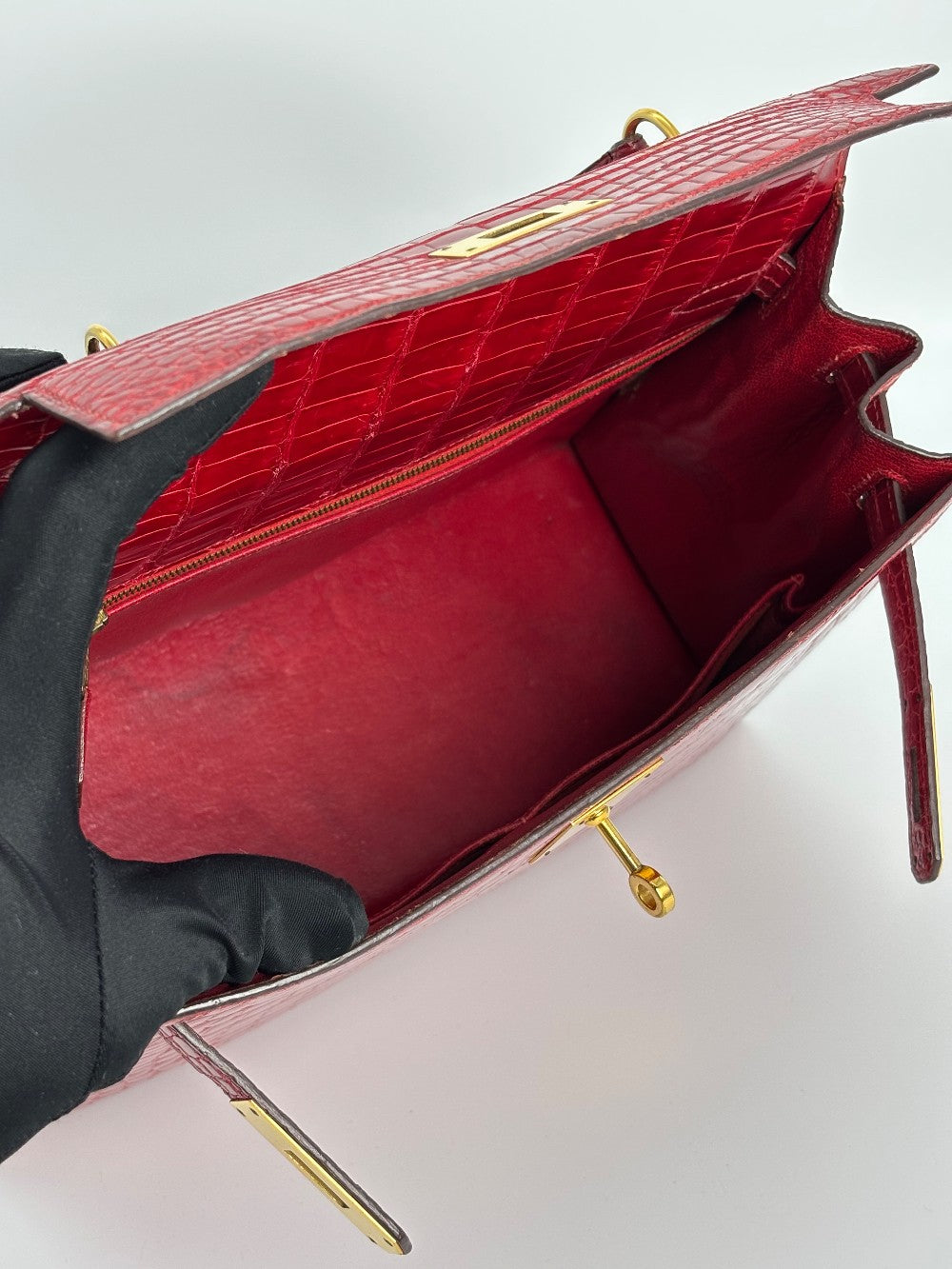 Preowned. Hermes Kelly 28 Rouge Cerise Porosus Crocodile GHW. circle Z|3396