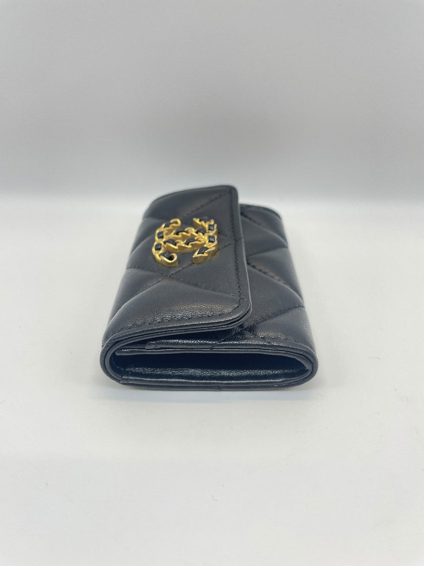 Unused. Chanel 19 Card Holder Flap Black Lambskin GHW. KL8KXL91|10072