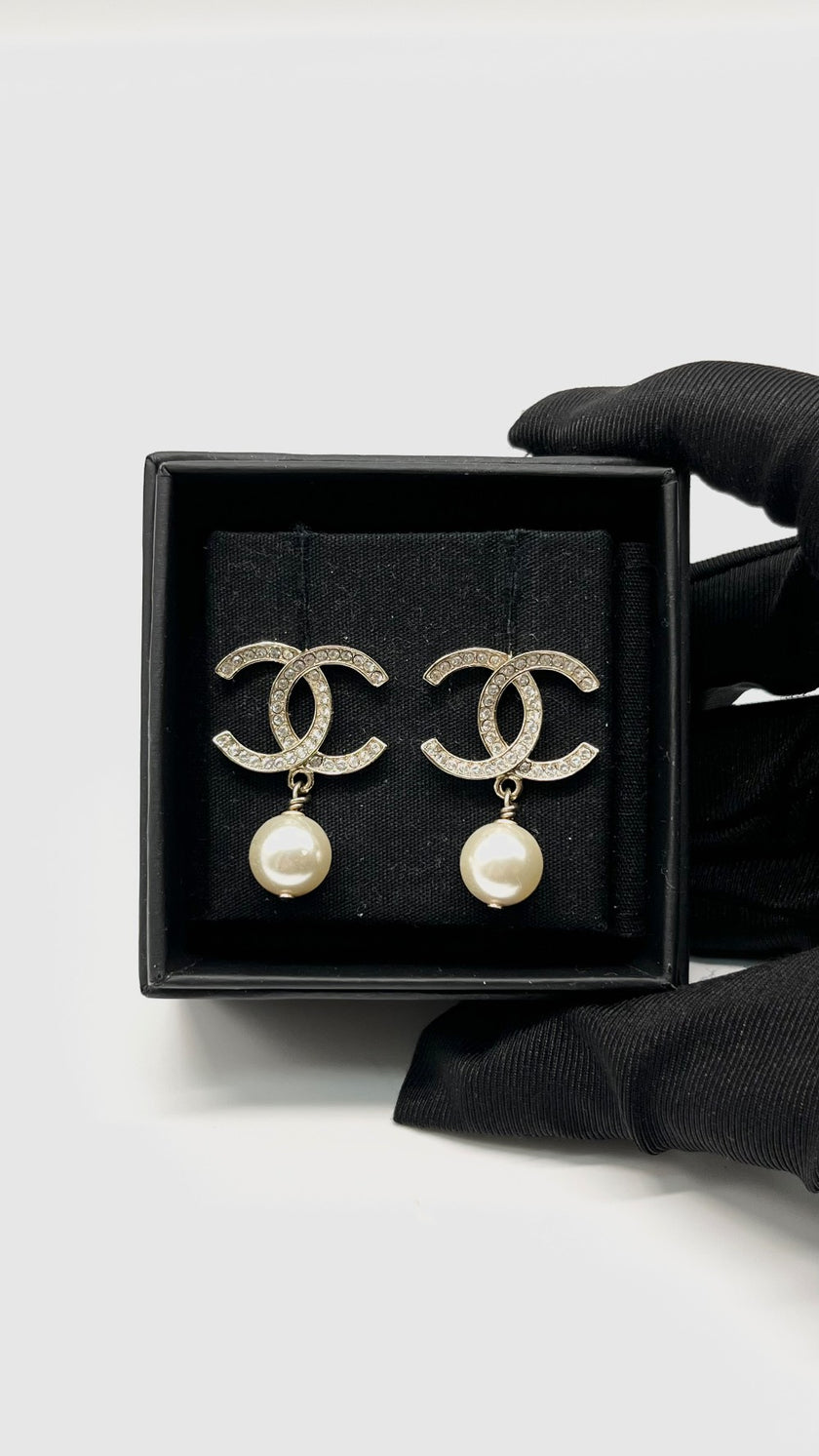 Brand New. Chanel CC Pearl Drop Crystal Earrings Gold Med|8803