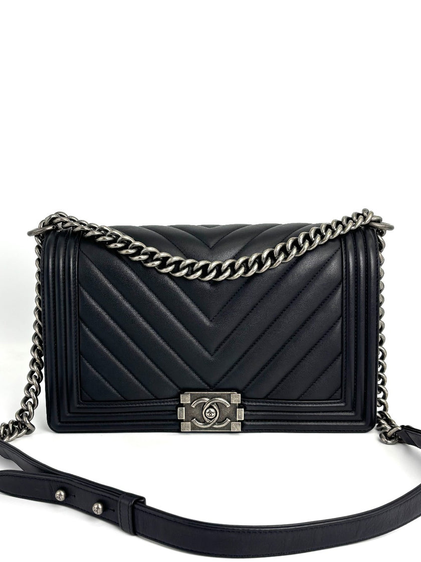 Preowned. Chanel New Medium Leboy Black Chevron. 26136652|4356