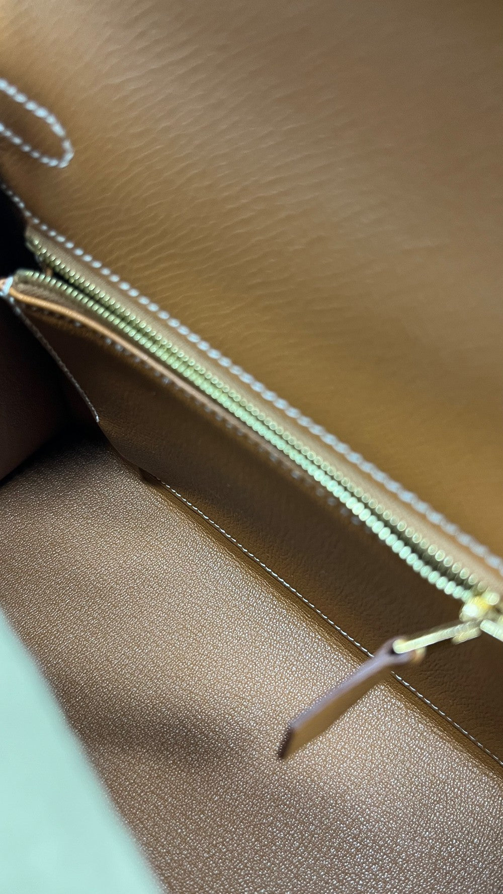 Unused. Hermes Kelly 25 Gold Epsom Sellier GHW. ZMU537NF|5777