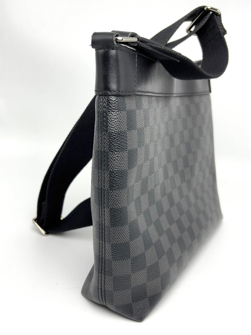 Preowned. LV Mick PM Messenger Graphite. CA2188|8188