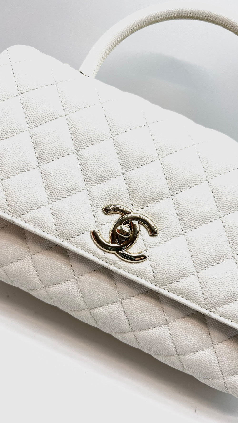 Preowned. Chanel Coco Handle Medium White Caviar CHW. LC22JU22|16105