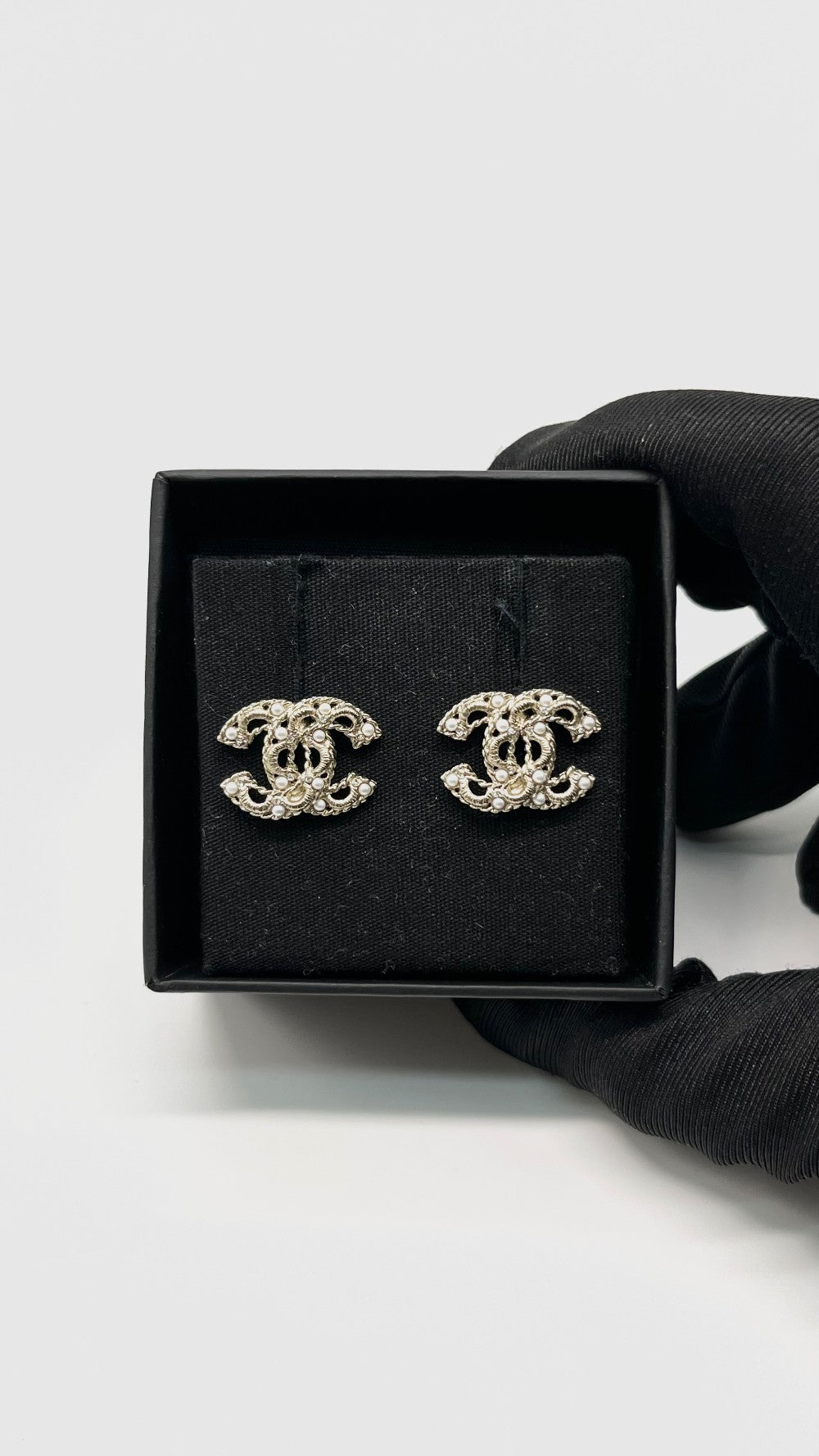 Brand New. Chanel CC Logo w/ Small Pearl Stud Earrings|8804