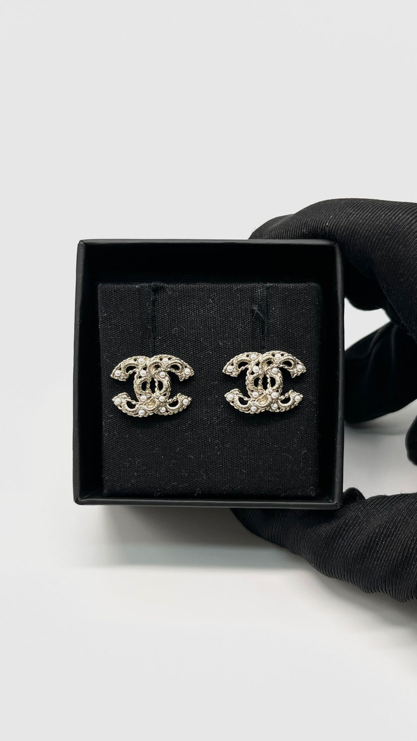 Brand New. Chanel CC Logo w/ Small Pearl Stud Earrings|8804