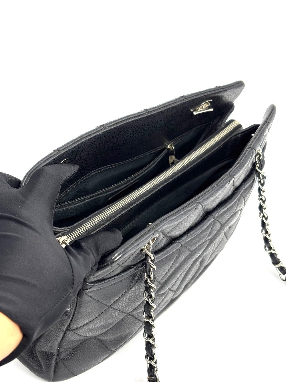 Preowned. Chanel CC Black Quilted Caviar Medium Shopping Tote Bag SHW. 17672225|12399