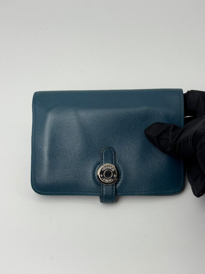 Preowned. Hermes Dogon Compact Wallet Blue Colvert. TNN011BB|6957