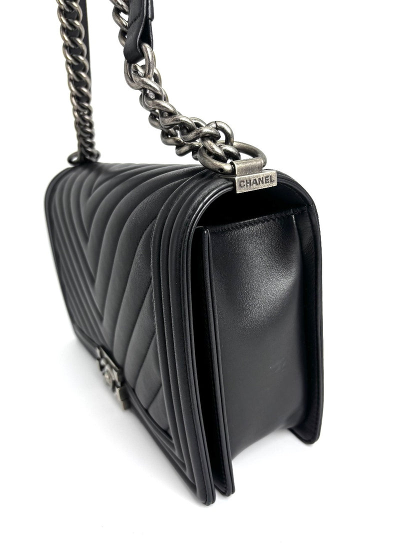 Preowned. Chanel New Medium Leboy Black Chevron. 26136652|4361