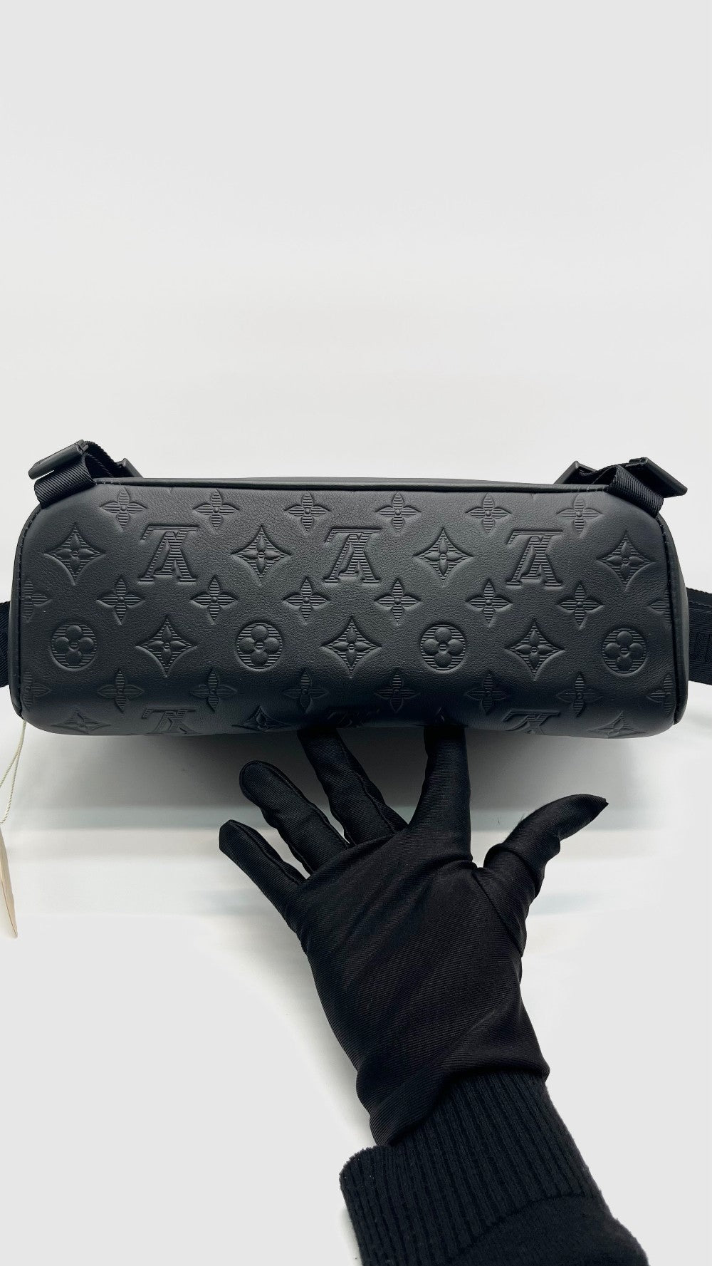 Unused. LV Messenger Voyager PM Monogram Eclipse Black. Microchip|15536