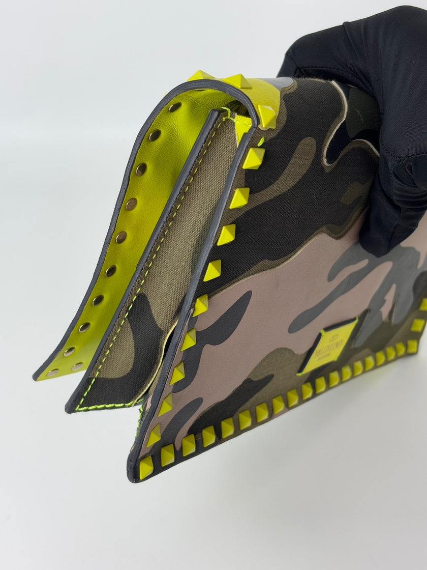 Preowned. Valentino Clutch Camou. BGG399TAN1|6305