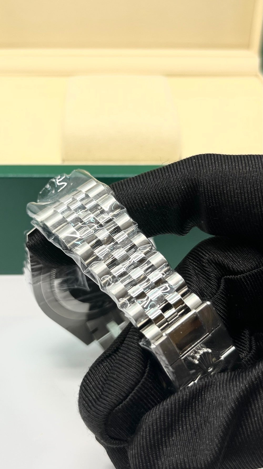 Brand New. Rolex GMT II Batgirl Jubilee 40MM 2025 18 Links.|7823