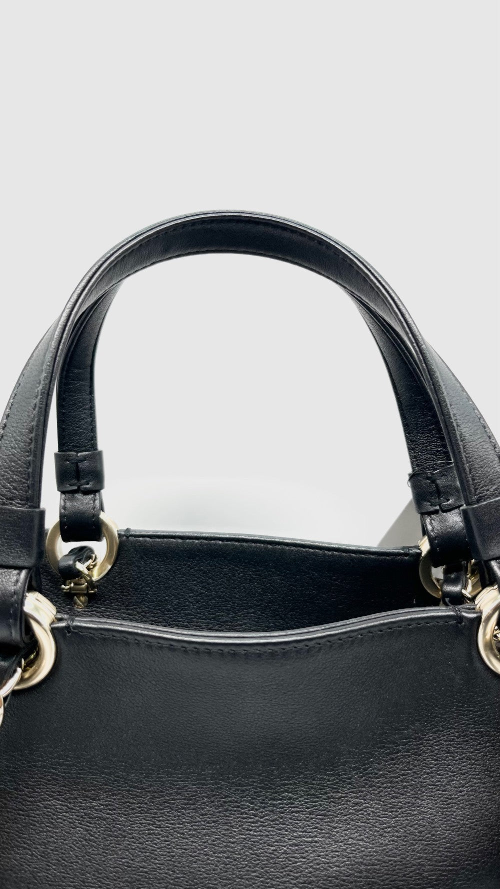 Preowned. Chanel CC Zipped Shopping Tote Calfskin Black GHW. PNJTPA01|10432