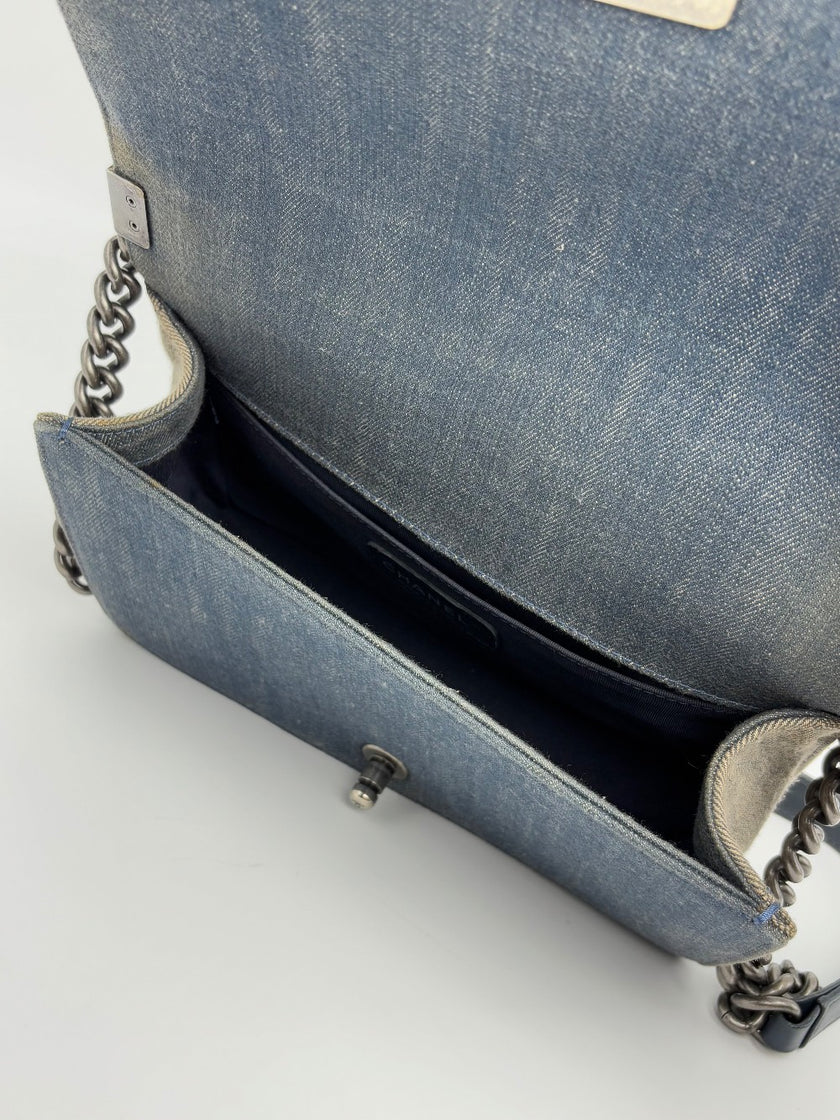 Preowned. Chanel Leboy Old Medium Denim Chevron. 20868363|8177