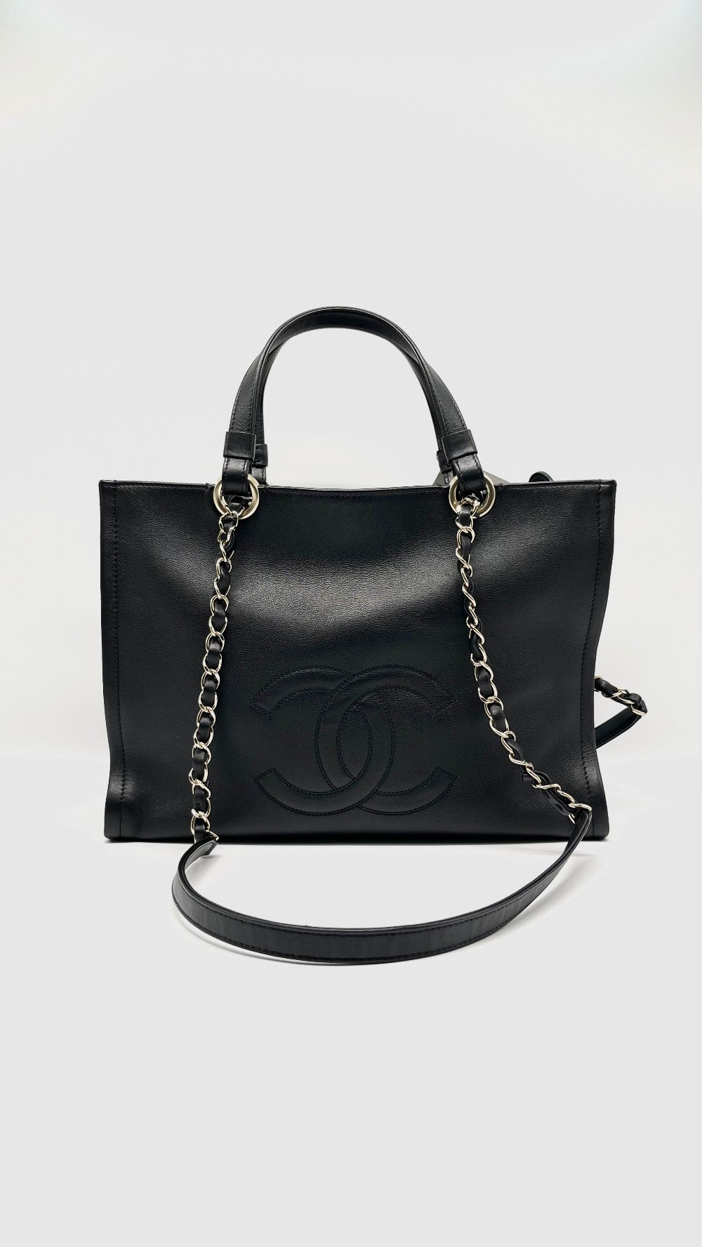 Preowned. Chanel CC Zipped Shopping Tote Calfskin Black GHW. PNJTPA01|10430