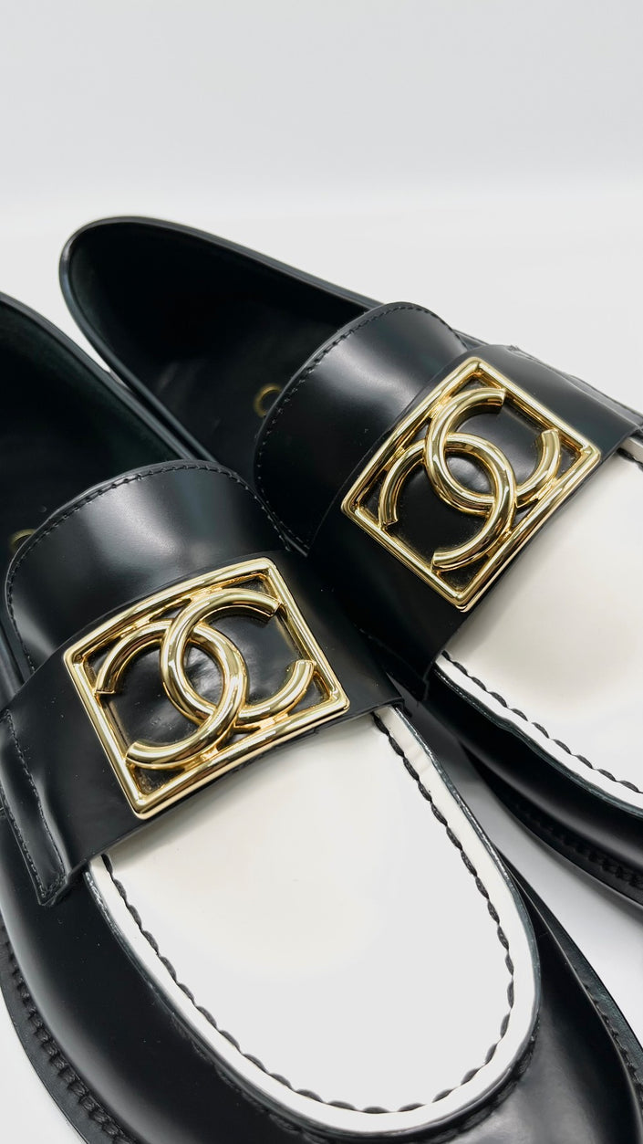 Brand New Chanel Loafer Black/ White. 37.5|9643